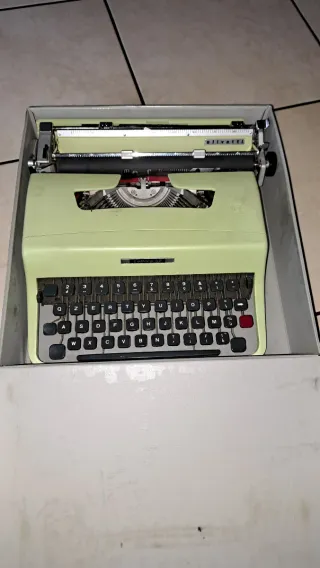 Macchina da scrivere vintage olivetti ivrea