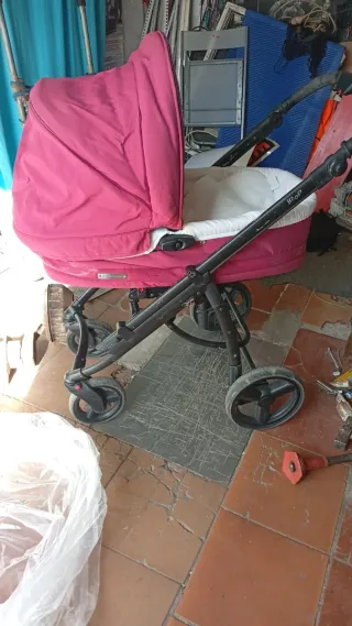 Carrito de bebé rosa