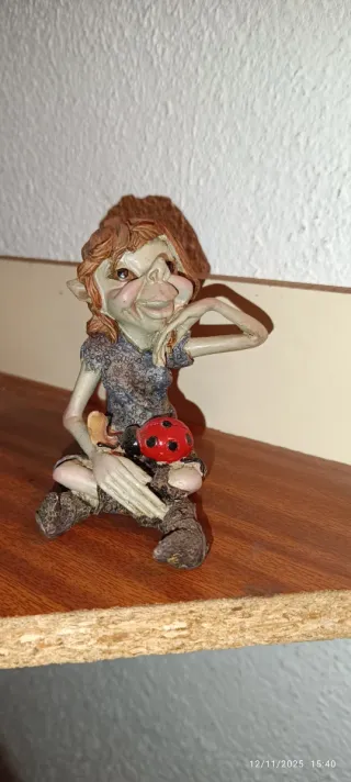 Figura de duende con mariquita
