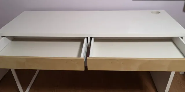 Escritorio IKEA MICKE blanco y madera
