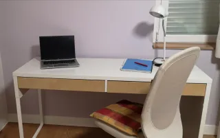 Escritorio IKEA MICKE blanco y madera