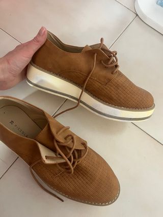 Zapatos marrones con cordones