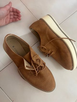 Zapatos marrones con cordones