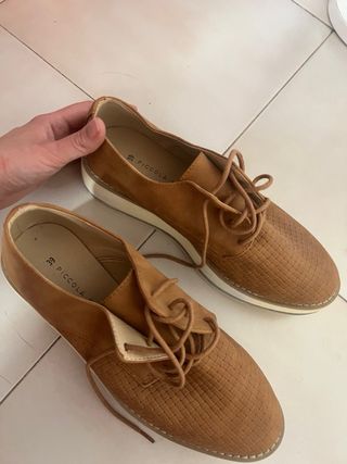 Zapatos marrones con cordones