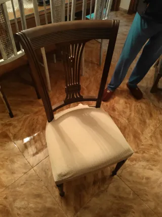 Dos sillas de madera con tapizado rosa