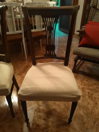 Dos sillas de madera con tapizado rosa