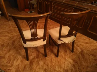 Dos sillas de madera con tapizado rosa