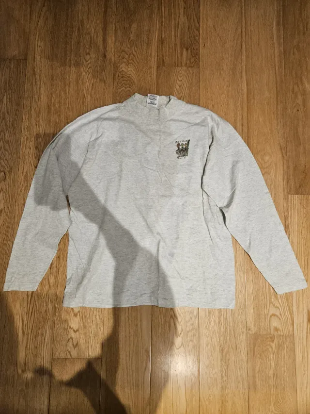 Camiseta gris manga larga cuello redondo