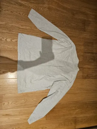 Camiseta gris manga larga cuello redondo