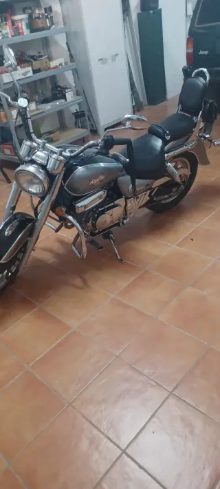 Hyosung Aguila GV 250 cc. 27.000 km. Año 2001.