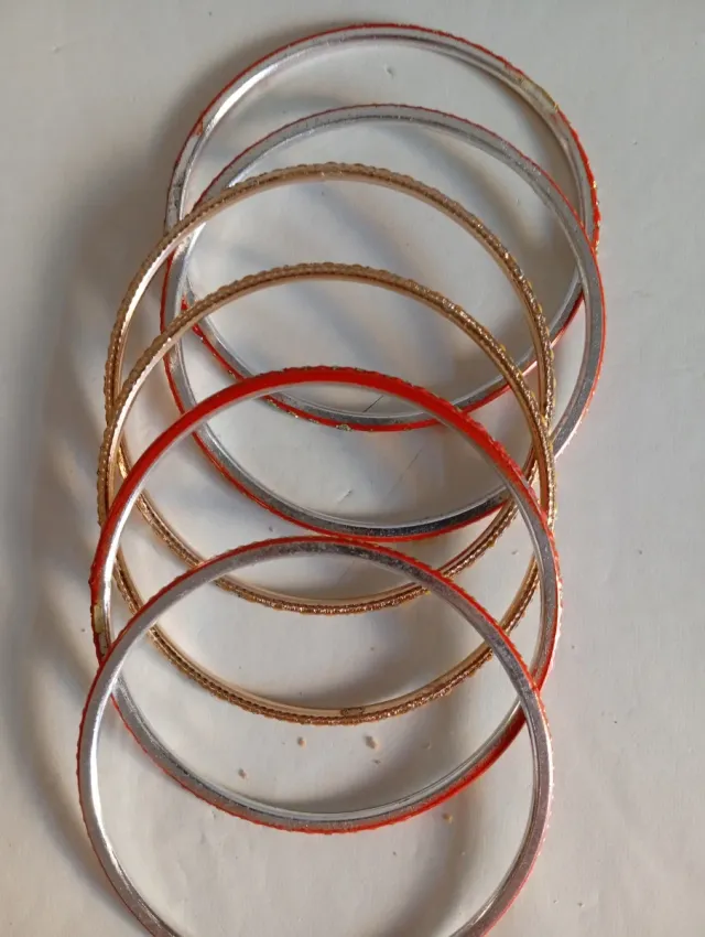 6 Pulseras Bisutería Doradas y Rojas