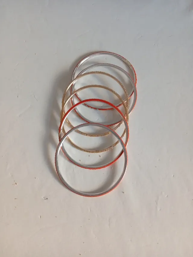 6 Pulseras Bisutería Doradas y Rojas