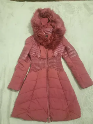 Abrigo Guess Rojo con Capucha y Pelo