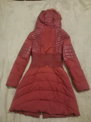 Abrigo Guess Rojo con Capucha y Pelo