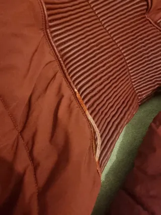 Abrigo Guess Rojo con Capucha y Pelo