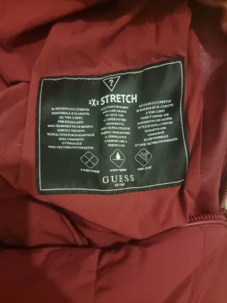 Abrigo Guess Rojo con Capucha y Pelo