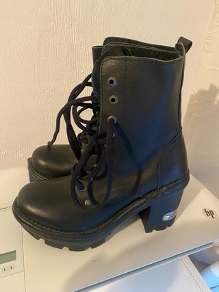 Botines negros con cordones y tacón