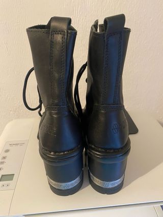 Botines negros con cordones y tacón