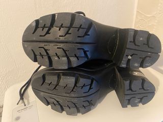 Botines negros con cordones y tacón