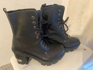 Botines negros con cordones y tacón