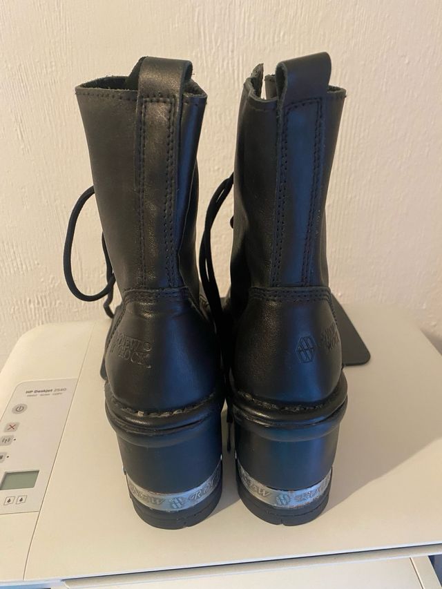 Botines negros con cordones y tacón