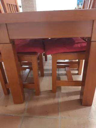 Conjunto mesa y 4 sillas madera maciza