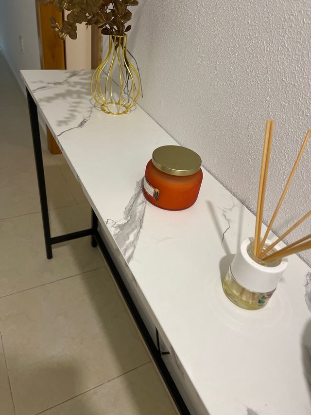 Mesa recibidor metal efecto mármol blanco