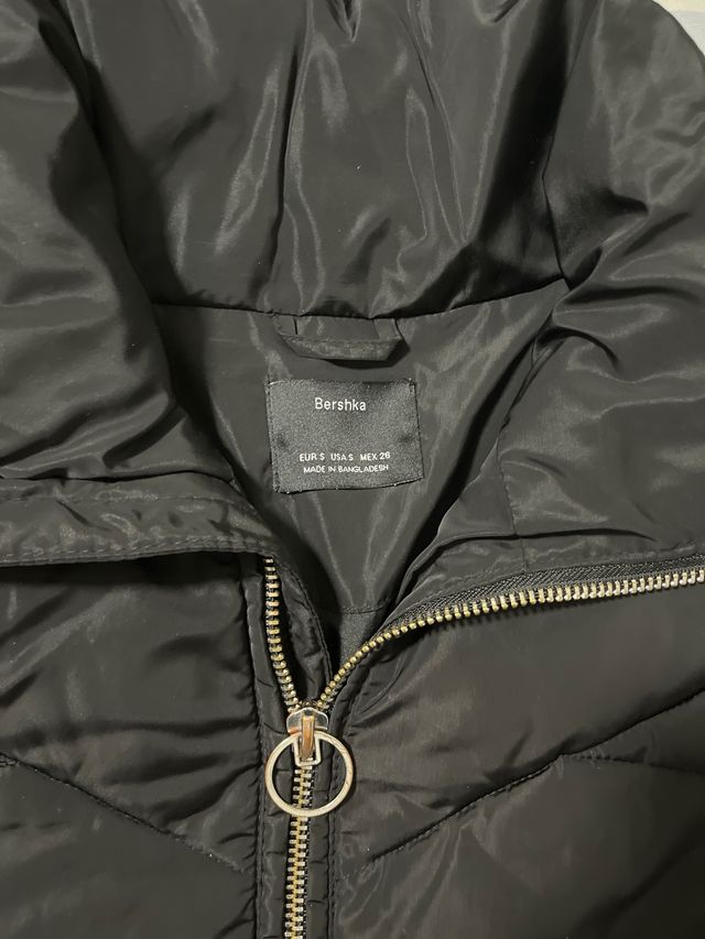 Abrigo acolchado Bershka negro talla S