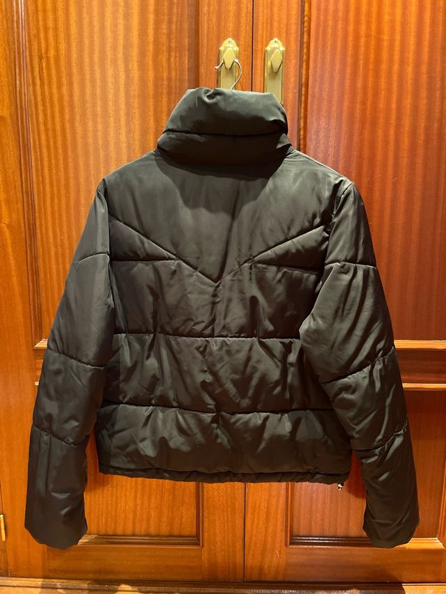 Abrigo acolchado Bershka negro talla S
