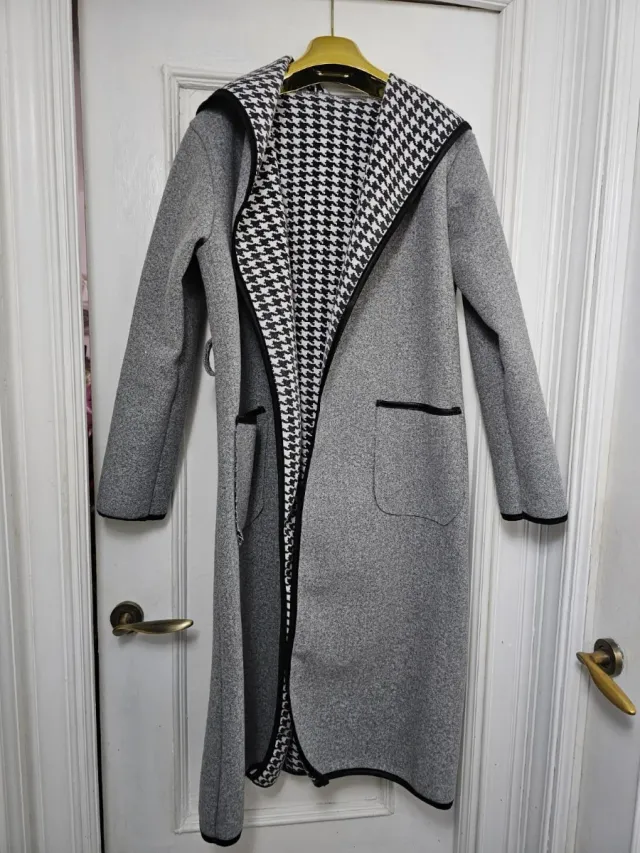 Abrigo largo gris con estampado