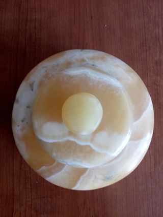 Joyero de piedra beige y blanco