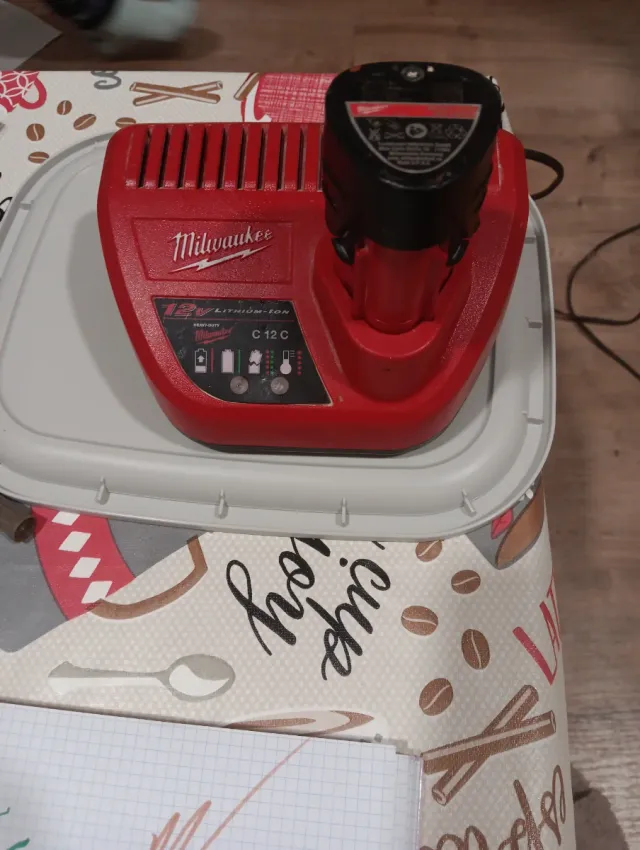 Cargador y Batería Milwaukee 18V