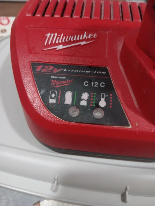 Cargador y Batería Milwaukee 18V