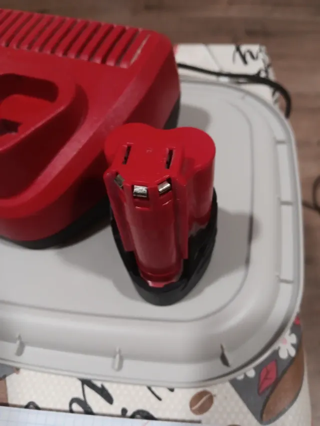 Cargador y Batería Milwaukee 18V