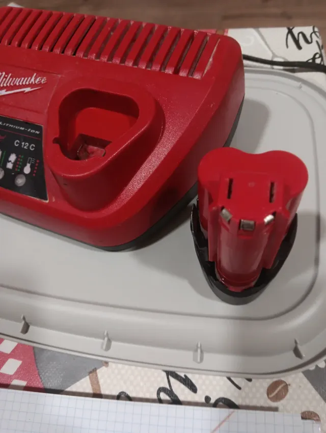 Cargador y Batería Milwaukee 18V
