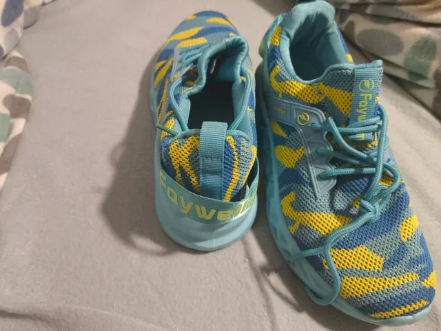 Zapatillas deportivas cómodas azul y amarillo
