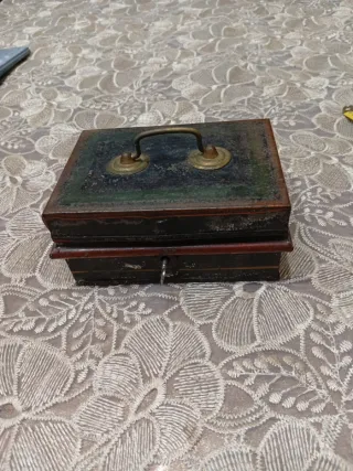 Antica scatola portaoggetti con manico
