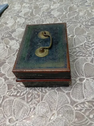 Antica scatola portaoggetti con manico