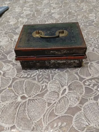 Antica scatola portaoggetti con manico