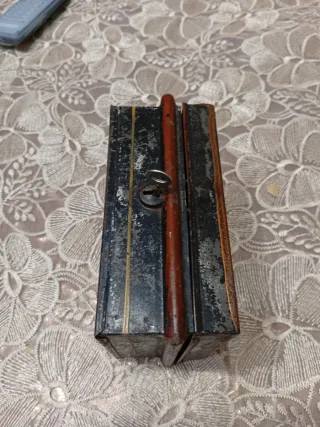 Antica scatola portaoggetti con manico