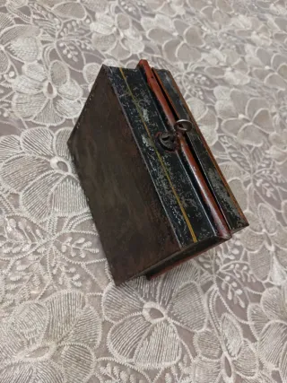 Antica scatola portaoggetti con manico