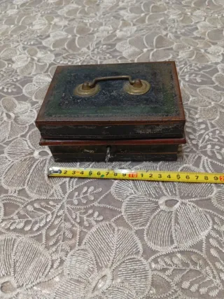 Antica scatola portaoggetti con manico