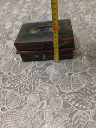 Antica scatola portaoggetti con manico