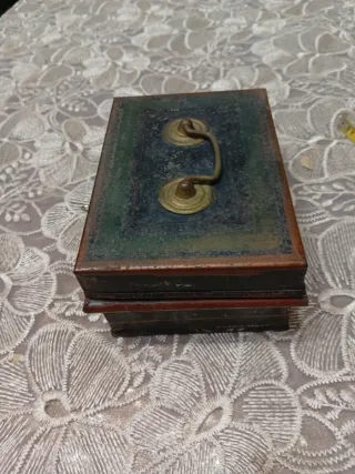 Antica scatola portaoggetti con manico