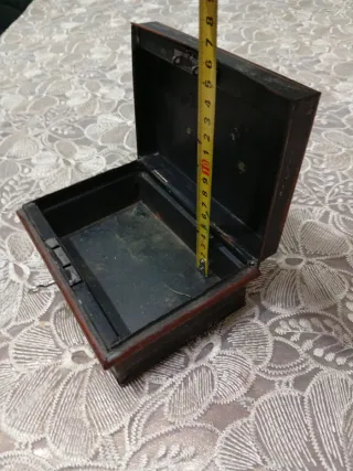 Antica scatola portaoggetti con manico