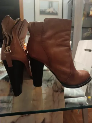 Botines de piel marrón tacón