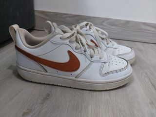 Zapatillas Nike Blancas, Doradas y Moradas Niña