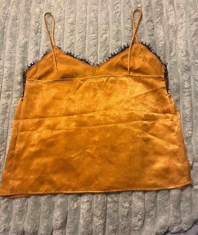 Top Bershka amarillo con encaje negro