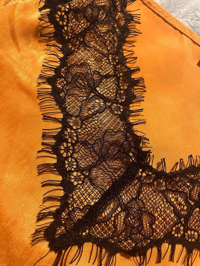 Top Bershka amarillo con encaje negro