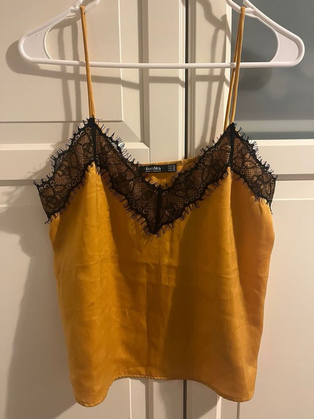 Top Bershka amarillo con encaje negro